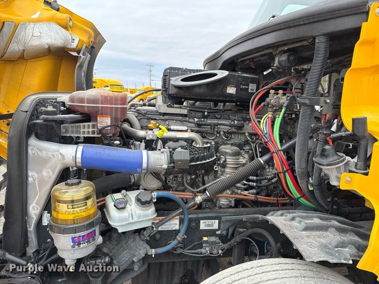 image for item EJ4582 2021 Freightliner Cascadia 126 semi truck