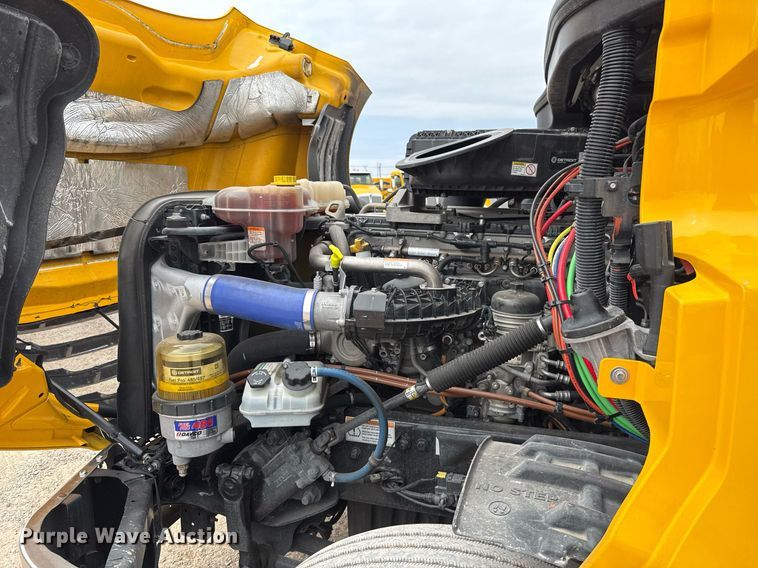 image for item EJ4582 2021 Freightliner Cascadia 126 semi truck