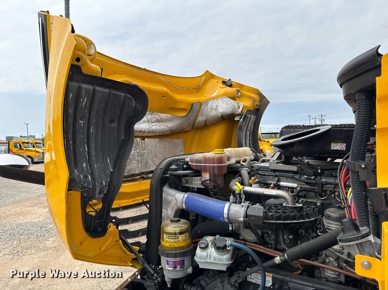 image for item EJ4582 2021 Freightliner Cascadia 126 semi truck