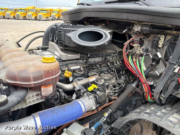 image for item EJ4582 2021 Freightliner Cascadia 126 semi truck