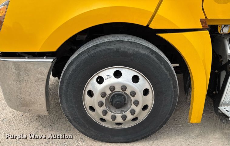 image for item EJ4582 2021 Freightliner Cascadia 126 semi truck