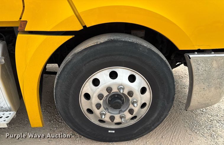 image for item EJ4582 2021 Freightliner Cascadia 126 semi truck