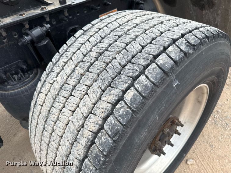 image for item EJ4582 2021 Freightliner Cascadia 126 semi truck