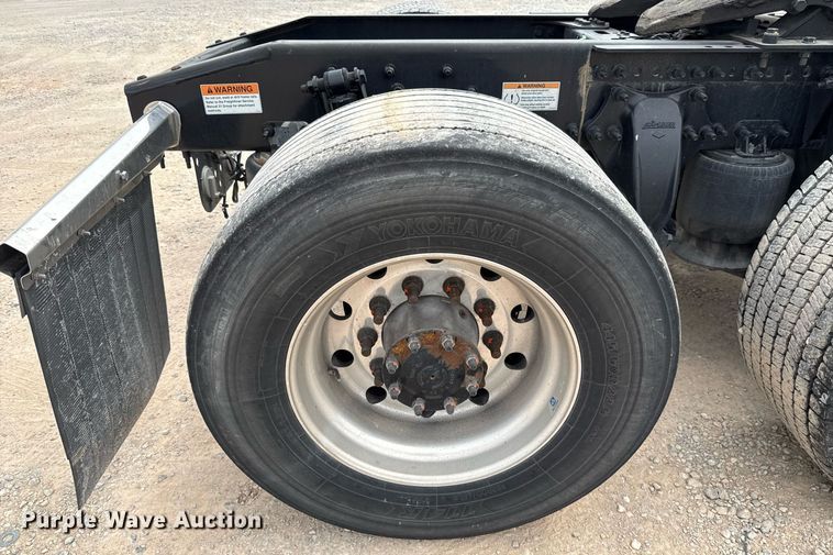 image for item EJ4582 2021 Freightliner Cascadia 126 semi truck