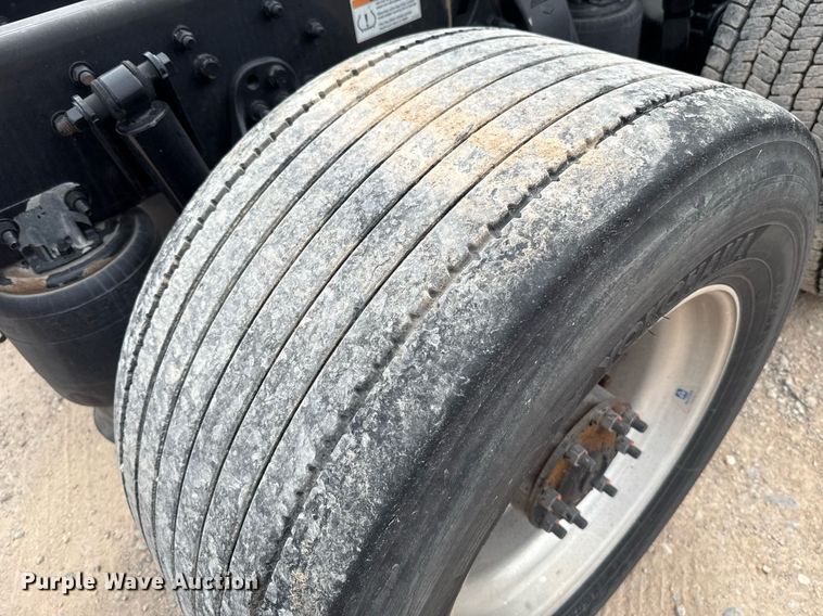 image for item EJ4582 2021 Freightliner Cascadia 126 semi truck