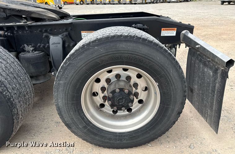 image for item EJ4582 2021 Freightliner Cascadia 126 semi truck