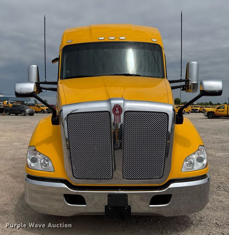 image for item EJ4583 2022 Kenworth T680 semi truck
