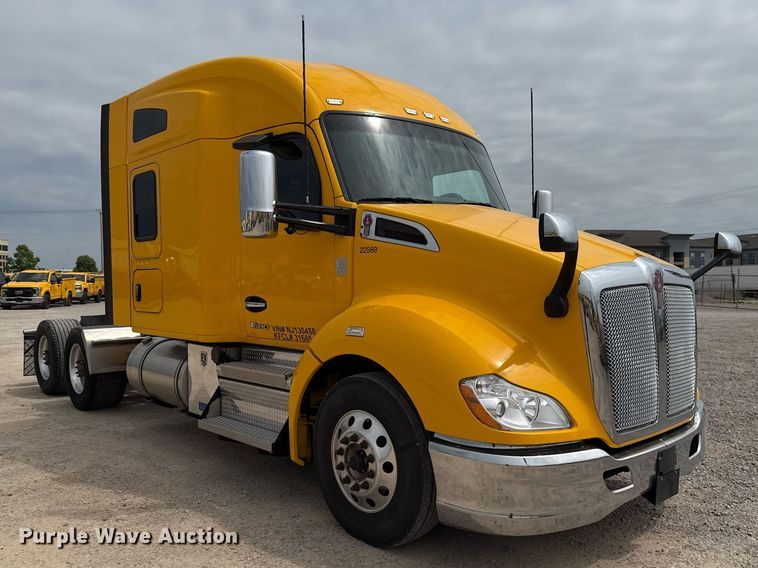 image for item EJ4583 2022 Kenworth T680 semi truck