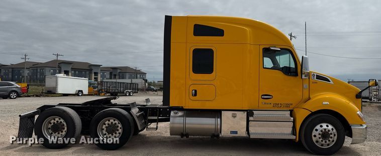 image for item EJ4583 2022 Kenworth T680 semi truck