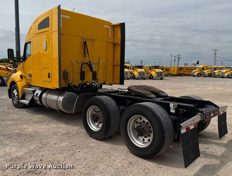 image for item EJ4583 2022 Kenworth T680 semi truck