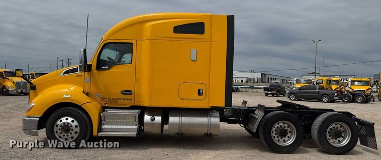 image for item EJ4583 2022 Kenworth T680 semi truck