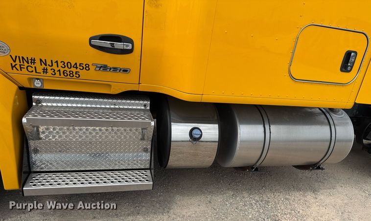 image for item EJ4583 2022 Kenworth T680 semi truck