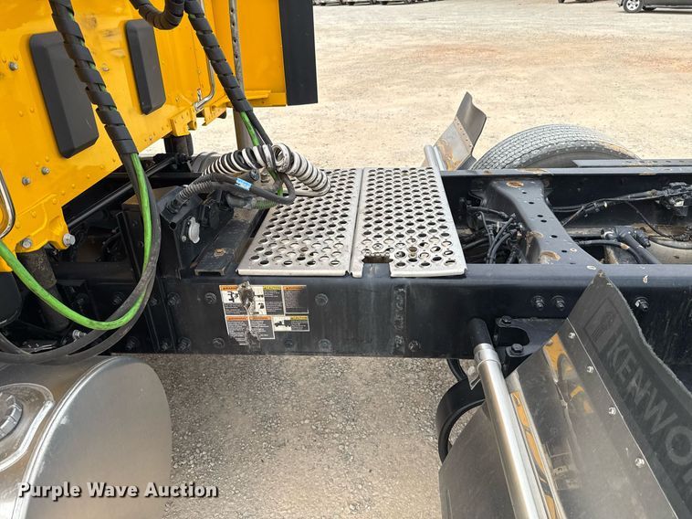 image for item EJ4583 2022 Kenworth T680 semi truck