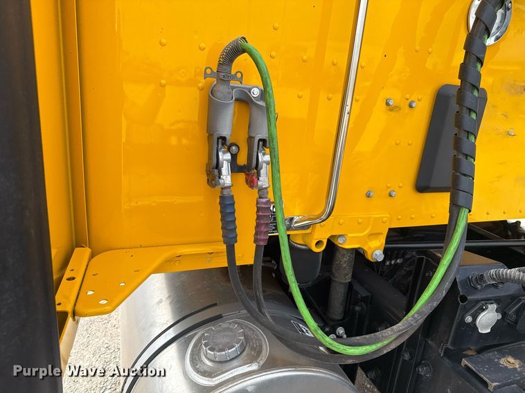 image for item EJ4583 2022 Kenworth T680 semi truck