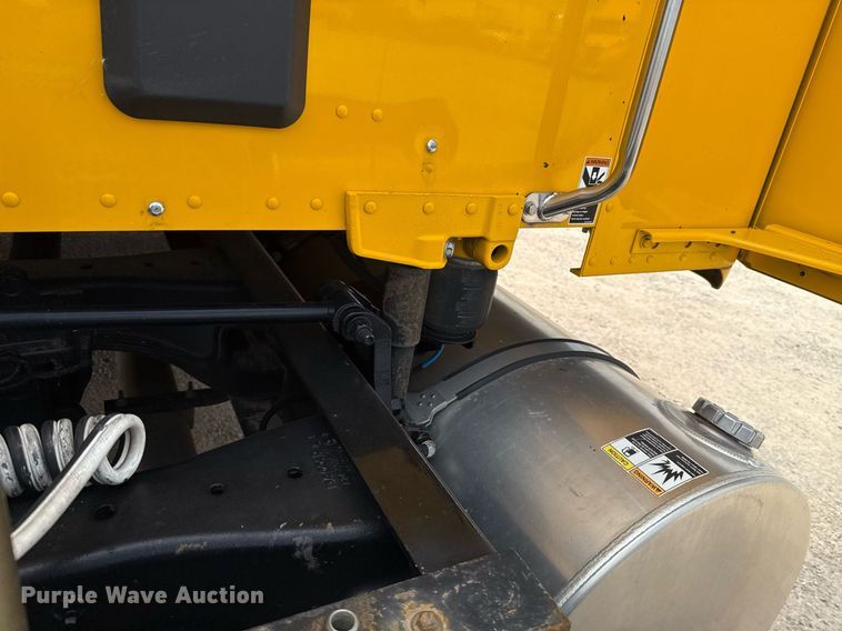 image for item EJ4583 2022 Kenworth T680 semi truck