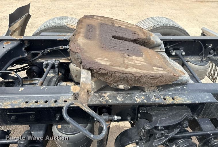 image for item EJ4583 2022 Kenworth T680 semi truck