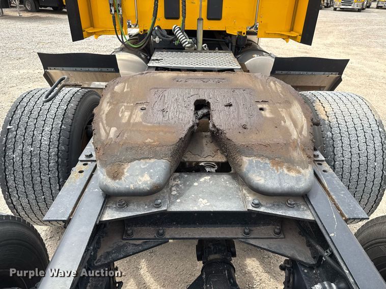 image for item EJ4583 2022 Kenworth T680 semi truck