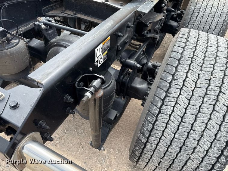 image for item EJ4583 2022 Kenworth T680 semi truck