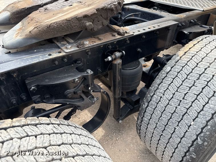 image for item EJ4583 2022 Kenworth T680 semi truck