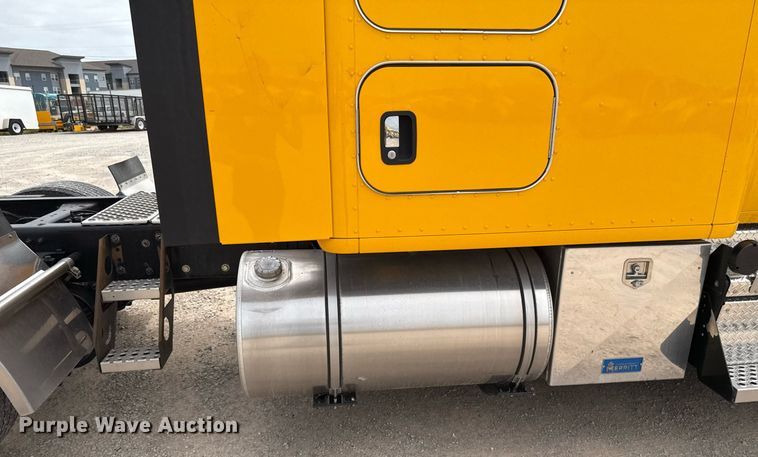 image for item EJ4583 2022 Kenworth T680 semi truck