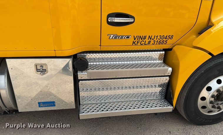 image for item EJ4583 2022 Kenworth T680 semi truck
