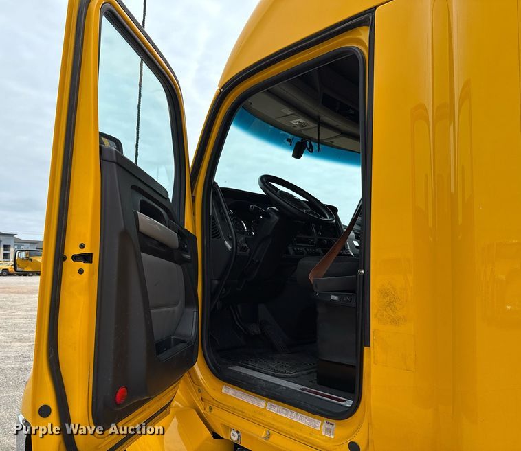 image for item EJ4583 2022 Kenworth T680 semi truck