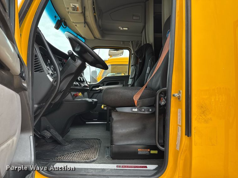 image for item EJ4583 2022 Kenworth T680 semi truck