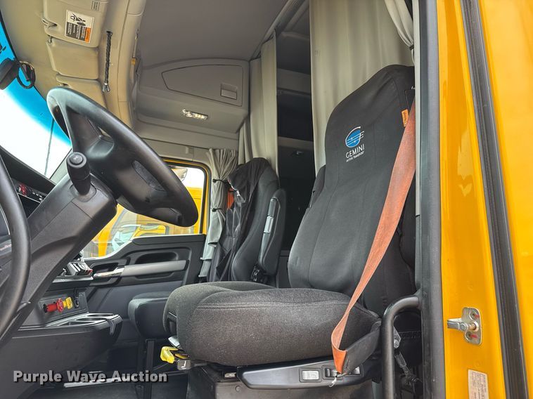 image for item EJ4583 2022 Kenworth T680 semi truck