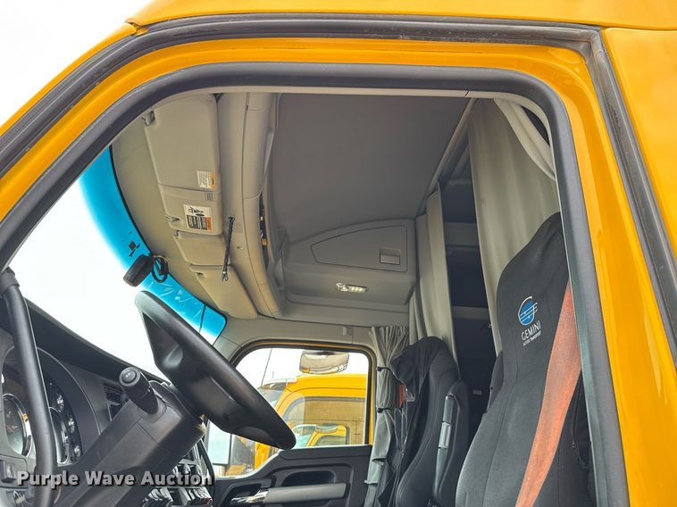 image for item EJ4583 2022 Kenworth T680 semi truck