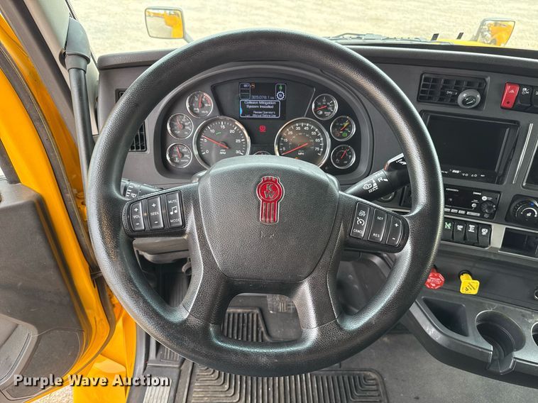 image for item EJ4583 2022 Kenworth T680 semi truck