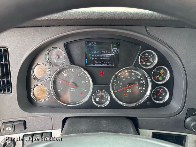 image for item EJ4583 2022 Kenworth T680 semi truck