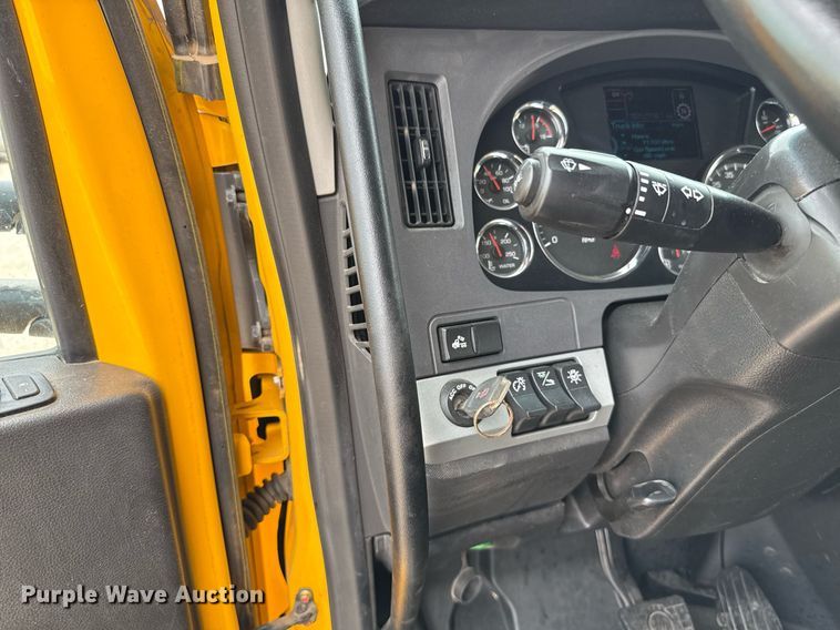 image for item EJ4583 2022 Kenworth T680 semi truck