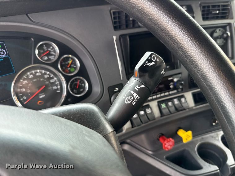 image for item EJ4583 2022 Kenworth T680 semi truck