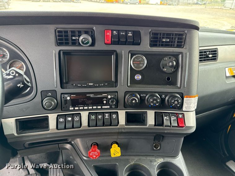 image for item EJ4583 2022 Kenworth T680 semi truck