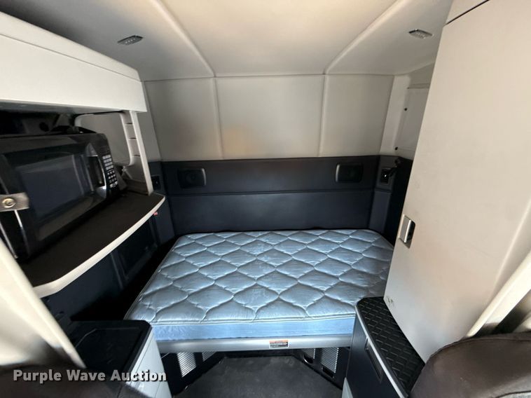 image for item EJ4583 2022 Kenworth T680 semi truck