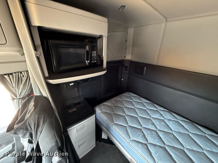 image for item EJ4583 2022 Kenworth T680 semi truck