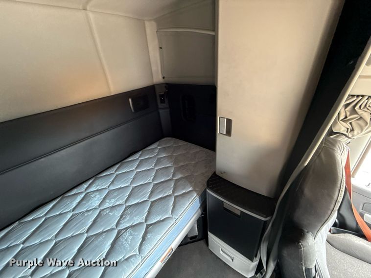 image for item EJ4583 2022 Kenworth T680 semi truck