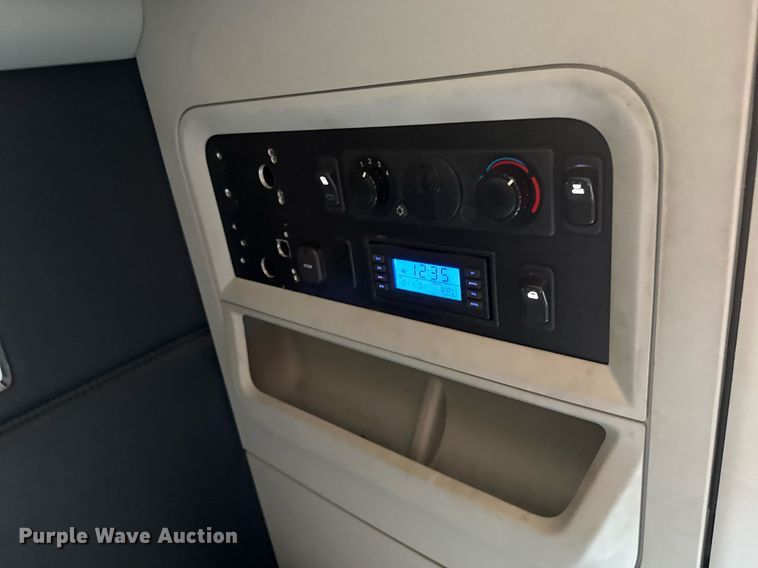 image for item EJ4583 2022 Kenworth T680 semi truck