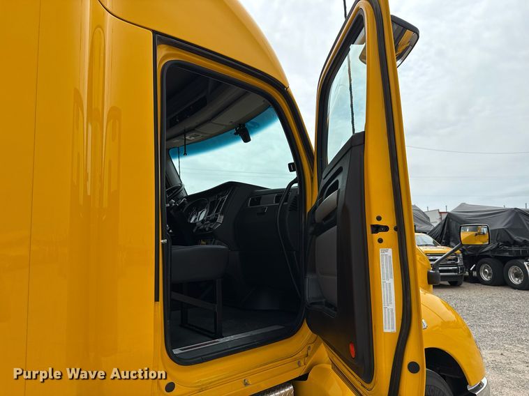 image for item EJ4583 2022 Kenworth T680 semi truck