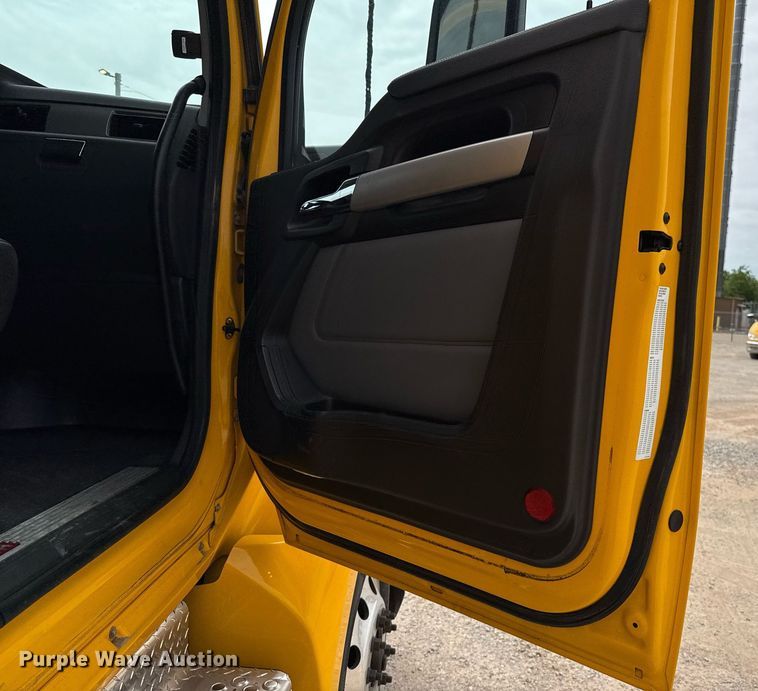 image for item EJ4583 2022 Kenworth T680 semi truck