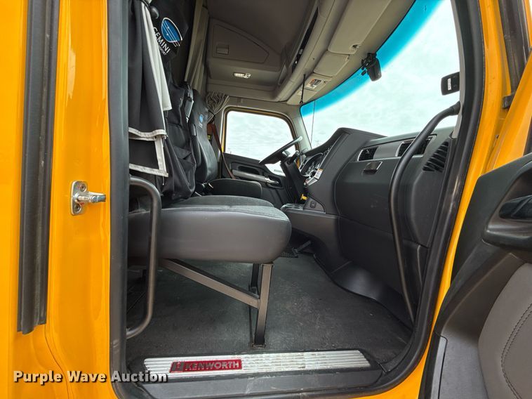 image for item EJ4583 2022 Kenworth T680 semi truck