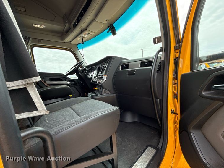 image for item EJ4583 2022 Kenworth T680 semi truck