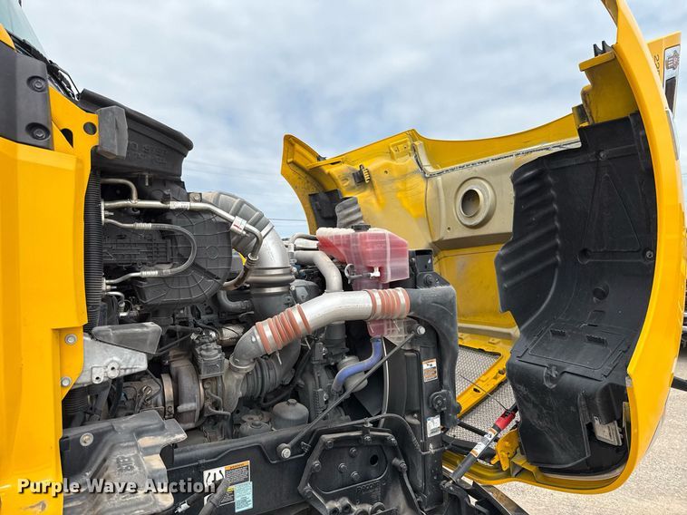 image for item EJ4583 2022 Kenworth T680 semi truck