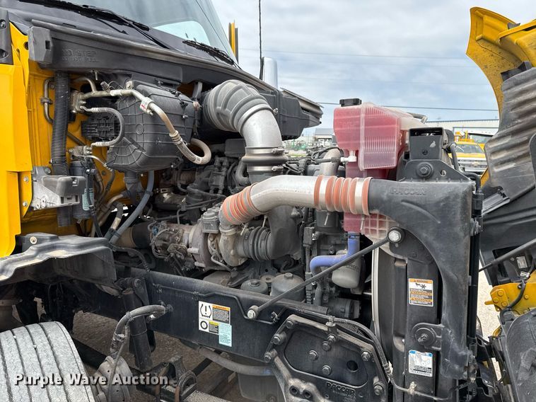 image for item EJ4583 2022 Kenworth T680 semi truck