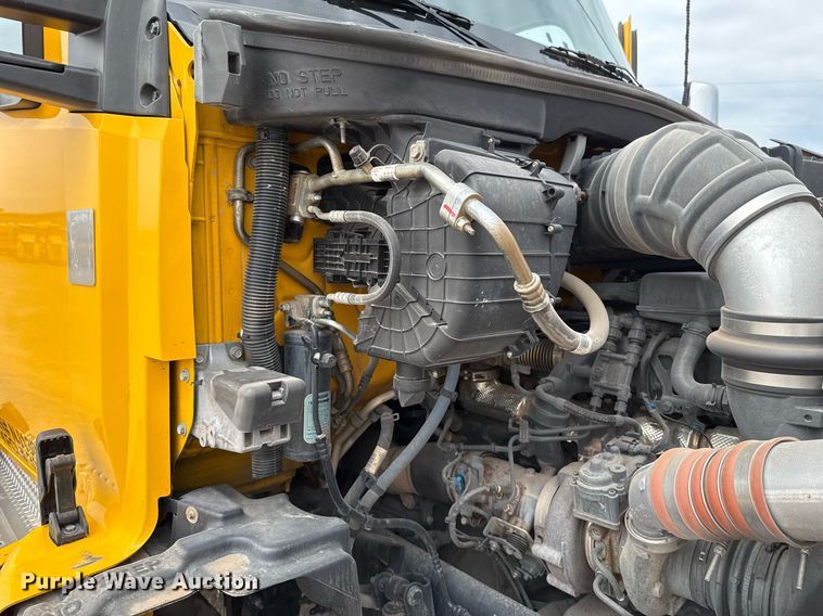 image for item EJ4583 2022 Kenworth T680 semi truck