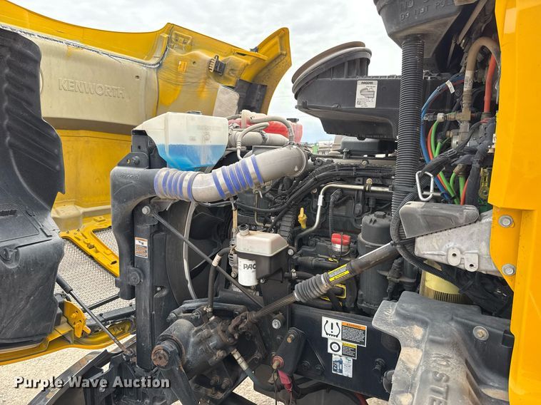 image for item EJ4583 2022 Kenworth T680 semi truck