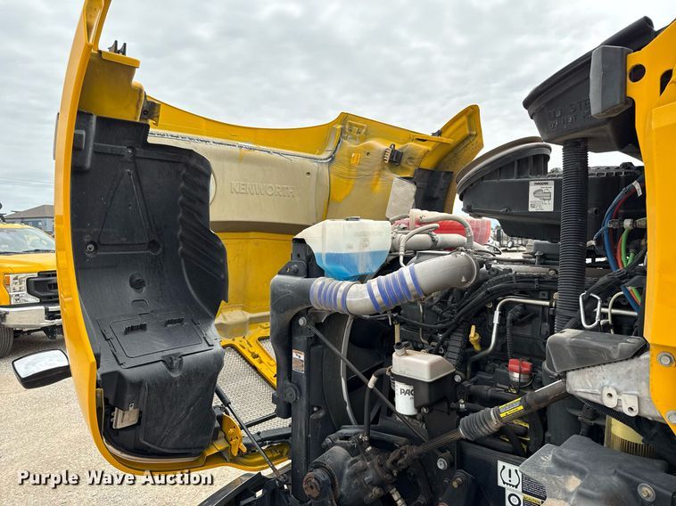 image for item EJ4583 2022 Kenworth T680 semi truck