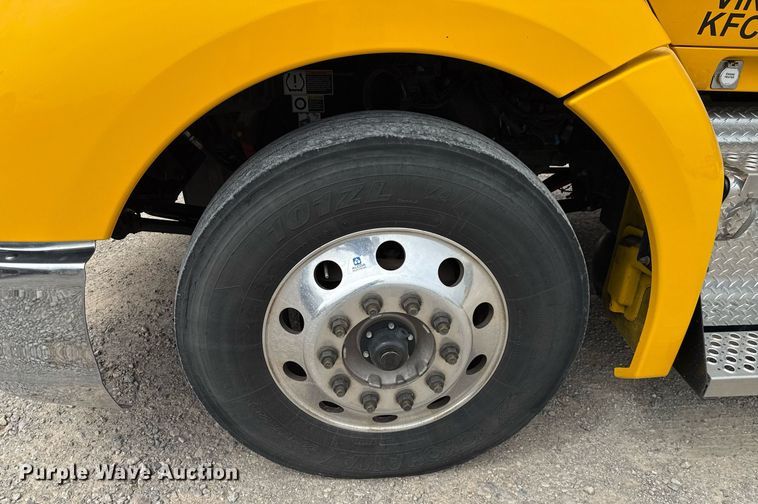 image for item EJ4583 2022 Kenworth T680 semi truck