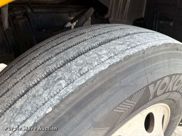 image for item EJ4583 2022 Kenworth T680 semi truck