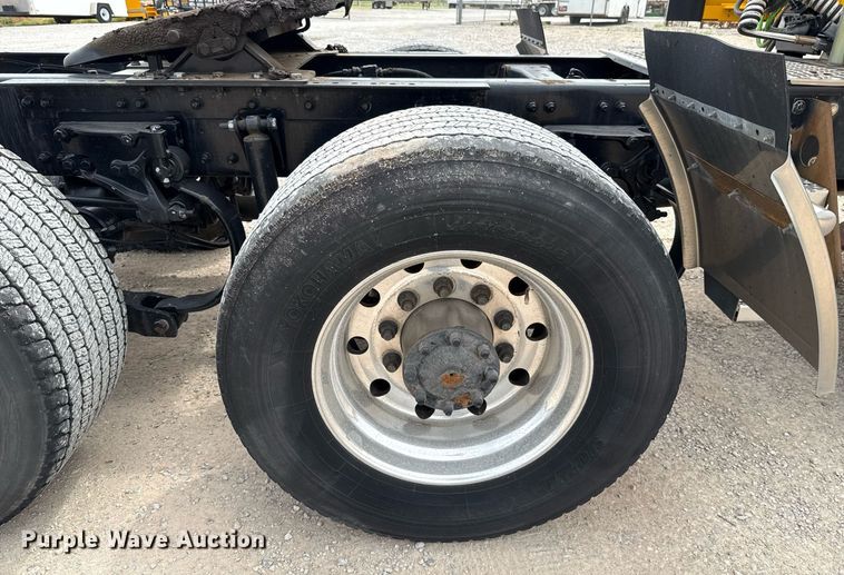 image for item EJ4583 2022 Kenworth T680 semi truck